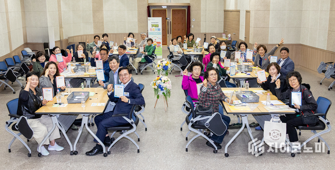 진교훈 서울 강서구청장이 9일(금) 65세 이상 어르신을 대상으로 열린 ‘7학년 청춘학당’ 강좌 개강식에 참석해 인사말을 하고 있다.