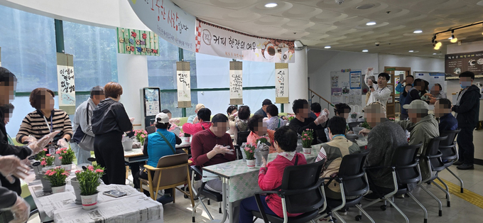 무안군장애인종합복지관, 어버이날 맞아 장애인과 어르신이 함께한 '카네이션 화분 만들기' 행사 열려. 무안군 제공