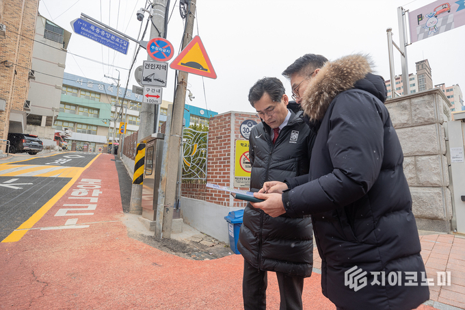 양천구, 도로열선을 점검하는 이기재 양천구청장. 양천구 제공.