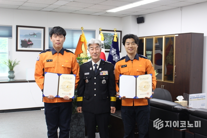 충남 소방본부 ‘라이프 세이버’ 수여식 왼쪽부터 임장군 이주진 박기남