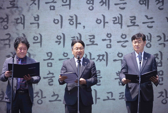 강기정 광주광역시장이 11일 전북 정읍시 동학농민혁명기념공원에서 열린 ‘제131주년 동학농민혁명 기념식’에 참석해 동학 발생 배경 등이 담긴 무장포고문을 낭독하고 있다. 광주광역시 제공