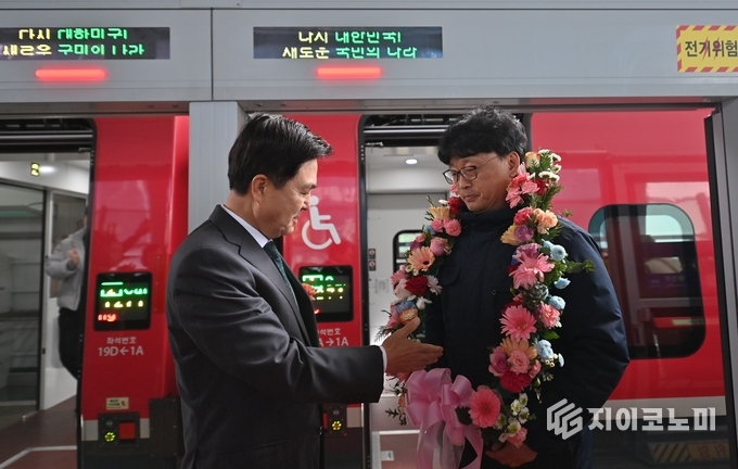 ▲지난해 11월 21일 충남 아산 인주역에서 개최한 ‘아산만 순환철도’ 조기 완공 기념행사 모습. 아산만 순환철도는 민선8기 힘쎈충남의 공약이자 베이밸리 1호 사업으로, 대정부 역제안을 통해 개통을 11년 앞당겼다.