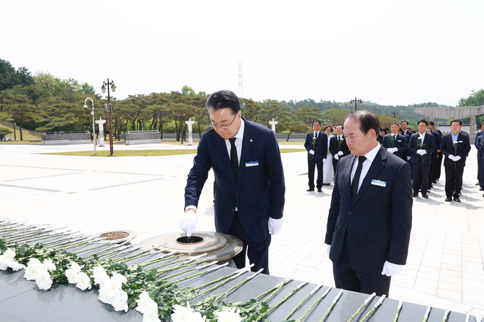 구복규 화순군수가 5·18민중항쟁추모탑 앞에서 헌화 후, 분향하는 모습. 화순군 제공