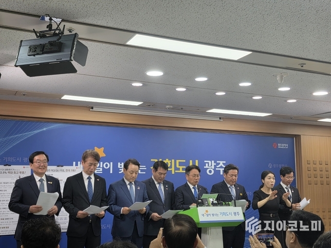 강기정 광주시장이 12일 오전 시청 브리핑실에서 이정선 교육감, 5개 구청장과 함께 제21대 대통령선거 투표 참여 운동 관련 기자회견을 하고 있다. 사진=G이코노미