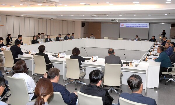 14일 시청 중회의실에서 ‘복합쇼핑몰 상권영향평가 연구용역 중간 보고회’를 갖고 있다. 광주광역시 제공
