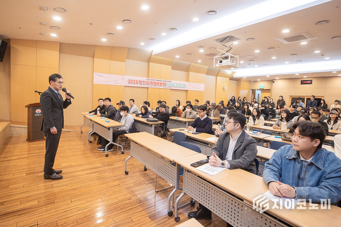  지난달 진행한 ‘2025 양천구 취업박람회 직무토크콘서트’에서 청년들과 대화하는 이기재 구청장.