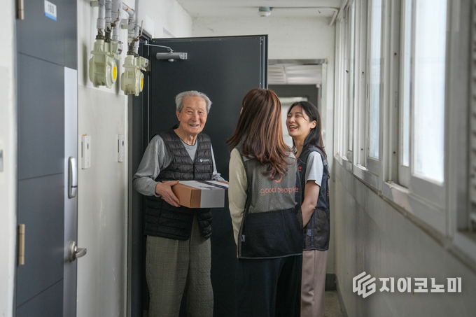 오는 6일 국제구호개발 NGO 굿피플(회장 김천수)이 국가보훈의 달을 맞아 취약계층 국가유공자에게 생필품을 전달하는 '무궁화 선물함' 캠페인을 진행 중이라고 밝혔다. /사진=굿피플