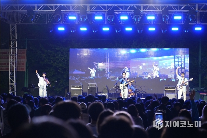 13일~14일 양일간 한세대학교(총장 백인자)가 새롬 총학생회 주관으로 재학생과 동문 그리고 지역 주민을 위한 2025년 오순절 축제를 학교 대운동장을 중심으로 열었다. /사진=한세대