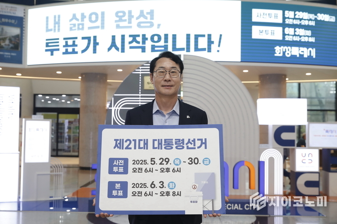  정명근 화성특례시장이 16일 시청로비에서 선거 독려 캠페인에 참여하고 있다. 화성시 제공.