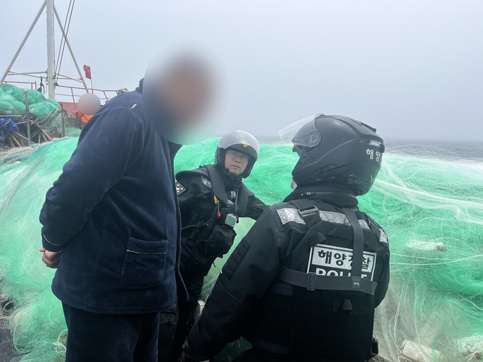 중국어선 검문검색 중인 목포해경.