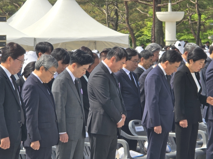 이정선 교육감이 18일 오전 10시 국립5·18민주묘지에 열린 제45주년 5·18민주화 운동 기념식에 참석해 오월 영령을 추모했다. 광주시교육청 제공