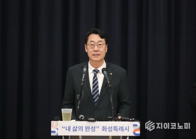 정명근 화성특례시장이 지난 3월 언론브리핑에서 AI 미래도시의 비전을 발표하고 있다. 화성시 제공.