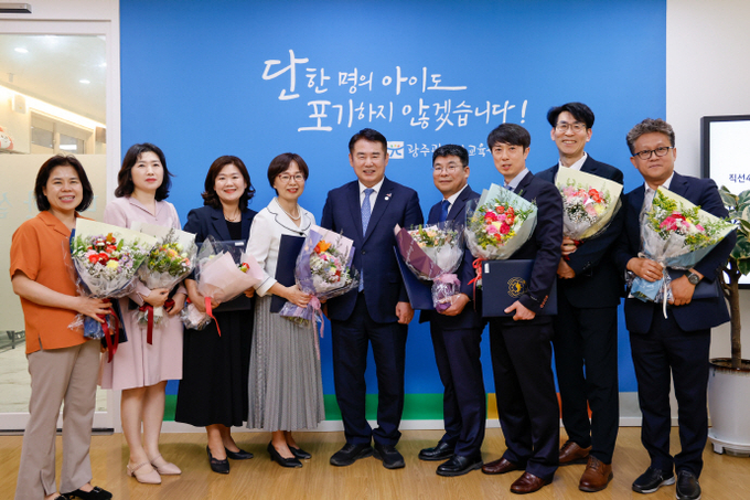 이정선 광주교육감이 20일 ‘제44회 스승의 날 유공교원 정부포상’을 받은 8명 교원에게 훈창과 표창을 수여한 뒤 기념촬영을 하고 있다./광주시교육청 제공<br>
