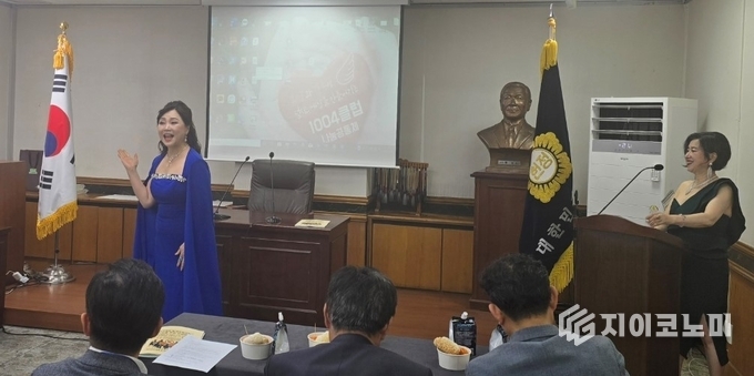 마약예방퇴치운동본부 주최로 열린 이번 행사는 아르트 예술단 대표 디아나 유의 사회로 시작되었고, 성악가 백현애 교수의 감동적인 축하 무대로 서막을 열었다. / 사진=마약예방퇴치운동본부 