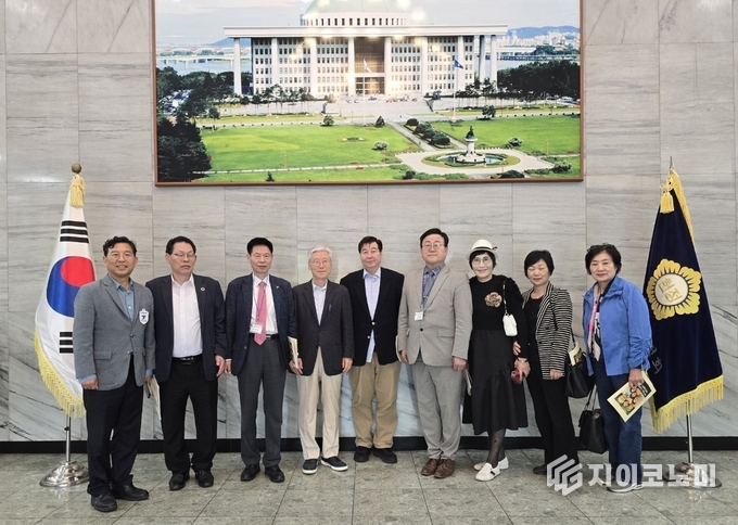 이번 간담회는 마약예방퇴치운동본부 주최로 열렸으며, 100여 명의 각계 전문가, 시민단체 관계자, 종교·교육계 지도자들이 한자리에 모여 협의회 구성의 방향과 실행 방안을 논의했고 행사 후 국회 헌정회 여상규 사무총장과 관계자들이 기념촬영을 가졌다.