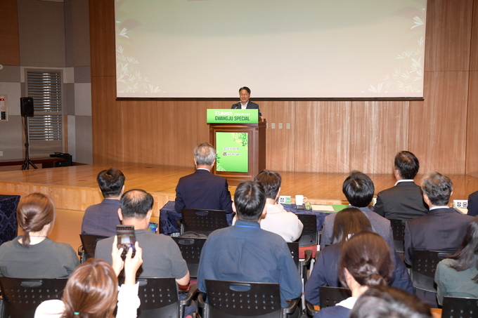 강기정 광주시장이 21일 GIST 오룡관에서 열린 ‘KDB V:Launch 광주 스페셜 세션’에 참석해 축사를 하고 있다. 광주광역시 제공