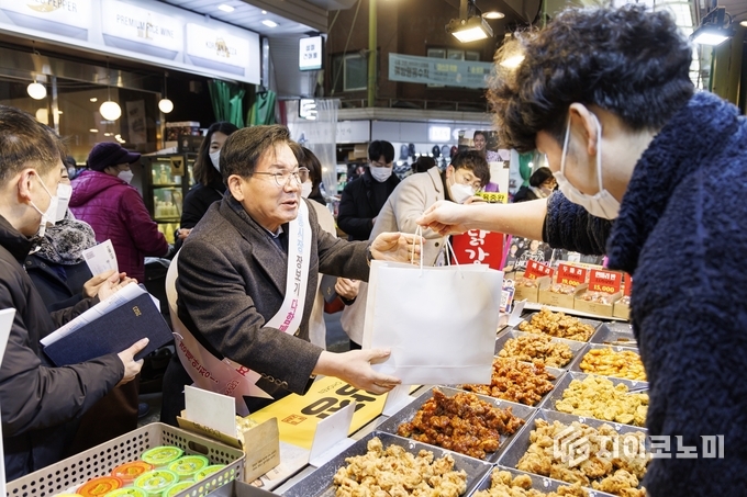  박강수 마포구청장이 민족대명절 설날을 앞두고 전통시장을 방문했다. 마포구 제공.