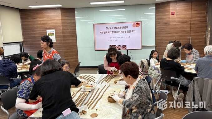 전남도청 ‘오물조물 흙공예’ 동호회 회원들이 목포이랜드노인복지관에서 어르신들과 함께 흙공예 체험을 하며 정서적 치유와 따뜻한 나눔의 시간을 보냈다. 