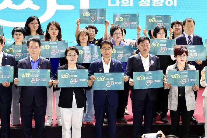 김태균 의장이 전남여성일자리박람회에서 참석자들과 단체 기념사진을 함께 하며 포퍼먼스를 보이고 있다. 전남도 의회 제공