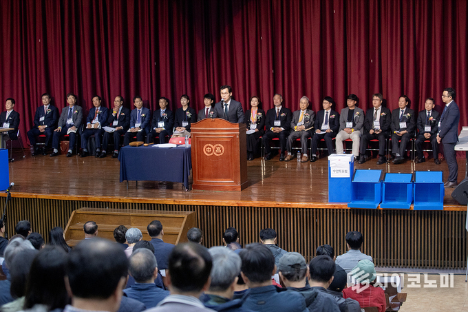 지난 10일 목동6단지 조합설립 창립총회에서 인사말 중인 이기재 양천구청장. 양천구 제공.
