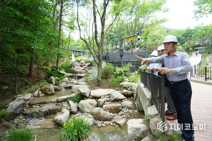 이승로 성북구청장(맨 앞)이 21일 오동공원 생태계류원 조성 현장을 방문해 공사 진행 상황을 점검하고 현장 직원을 격려했다.