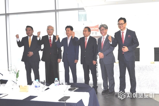 벽산건설그룹, 이효운 대표, 최두환 회장, 동신토건 안근모 회장과 함께 기념사진/ 뉴스아이이에스
