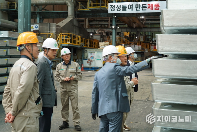 23일 영풍이 지난 회사의 사외이사 전원이 22일 경북 봉화군에 위치한 석포제련소를 방문했다고 밝혔다.(㈜영풍 사외이사들이 봉화군 석포제련소 주조공장에서 아연괴 제품을 살펴보고 있다.) /사진=영풍