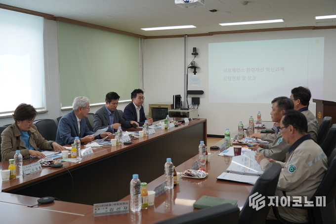 23일 영풍이 지난 회사의 사외이사 전원이 22일 경북 봉화군에 위치한 석포제련소를 방문했다고 밝혔다. ㈜영풍 사외이사들이 봉화군 석포제련소 대회의실에서 김기호 영풍 대표 겸 석포제련소장으로부터 환경 및 안전 분야 보고를 받고 있다. /사진=영풍<br>
