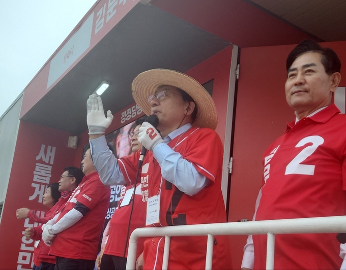 이정현 호남 총괄선대위원장이 전남 동부권 집중 유세에서 김문수 후보 지지를 호소하고 있다. 국민의힘 전남 선거대책위원회 제공