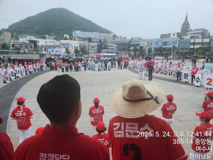 이정현 국민의힘 호남 총괄선대위원장이 24일 전남 동부권에서 김문수 후보 지지 유세를 진행하고 있다.