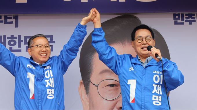 박지원 의원이 순천 조례호수공원에서 시민들과 인사하며 이재명 후보 지지를 호소하고 있다. 김문수(좌), 박지원(우) 의원 더불어민주당_순천갑선대위 제공