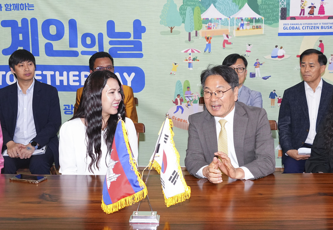 강기정 광주광역시장이 지난 24일 오후 시청 1층 시민홀에서 찌릉 보톰랑세이 주한 캄보디아 대사와 접견을 하고 있다. 광주광역시 제공