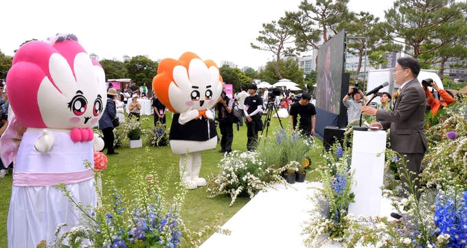 강기정 시장, 광주 대표 캐릭터 ‘빛돌이·빛나영’ 결혼식 축사… “시민들과 함께하는 희망의 시작” 광주광역시 제공