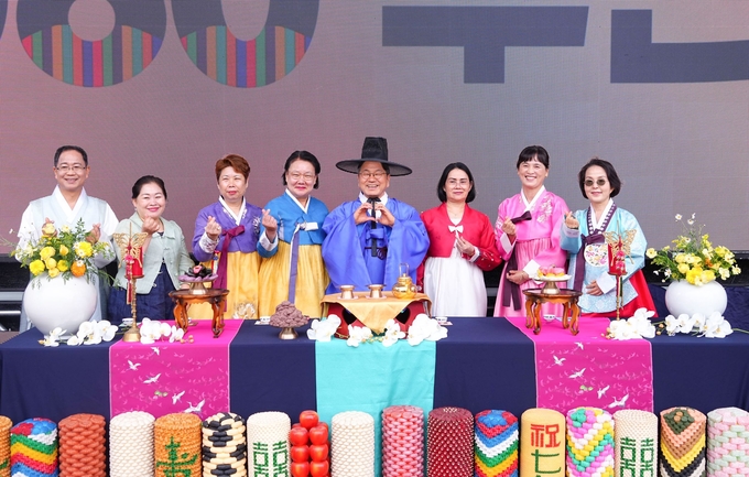 강기정 시장, ‘6060 수연례’에서 시민 어르신들과 기념촬영… 광주시민의 날 의미 더해. 광주광역시 제공