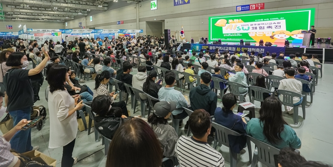 지난 24일 김대중컨벤션세터에서 열린 2025 광주시교육청 AI·SW 체험 축전에서 초등 골든벨 행사에 참여하고 있는 학생들. 광주시교육청 제공