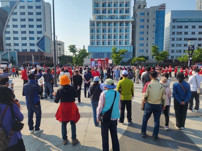 국민의힘 김화진 전남도당 당협위원장이 26일 목포 평화광장에서 김문수 후보 지지를 호소하며 유세를 펼치고 있다. 국민의힘 전남선대위 제공