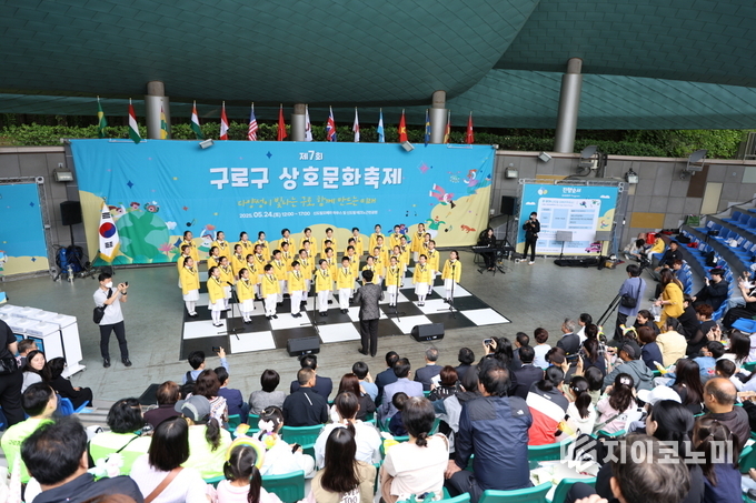  구구단 합창단이 제7회 상호문화축제 식전 공연으로 축제의 시작을 알리고 있다.