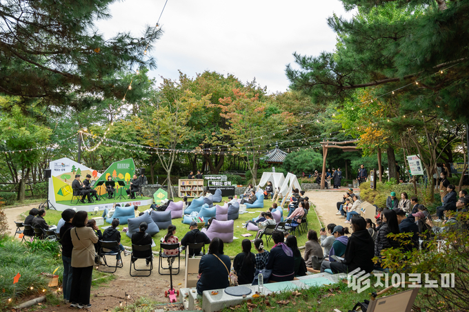 `24년 『서울야외도서관 책 읽는 성북』에서 주민들이 숲속음악회를 관람하고 있다. 성북구 제공.