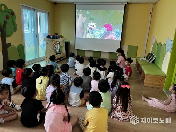 어린이들이 구강건강 인형극을 관람하고 있다. 구로구 제공.