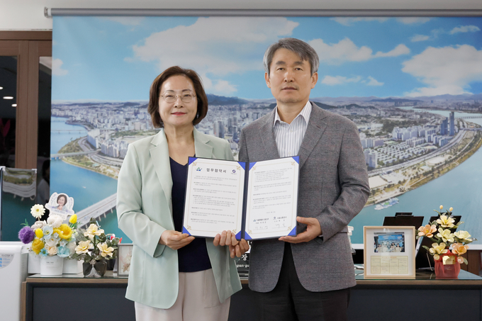 (왼쪽부터)박희영 용산구청장과 백호 서울교통공사 사장이 협약 후 기념촬영 했다. (사진=서울교통공사)