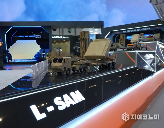지난 2월 한화시스템이 UAE 아부다비에서 열린 IDEX 2025에 전시한 장거리 지대공 유도무기체계 L-SAM 다기능레이다(MFR)의 모습. L-SAM의 2단계 사업인 L-SAM-II는 기존 L-SAM보다 요격 고도를 월등히 높여 방어범위가 3~4배 확장된다. /사진=한화시스템