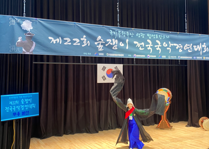전국에서 모인 국악인들이 법성포단오제 무대에서 전통의 울림을 되살렸다. 종합대상 수상자인 무용 부문 이정민 씨, 영광군 제공