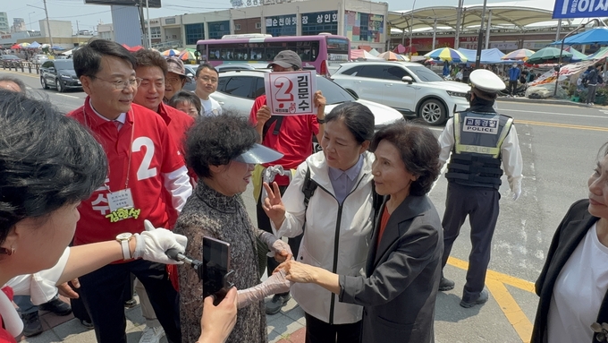 설난영 여사가 순천 아랫장에서 상인들과 인사를 나누며 지역 민심을 살피고 있다. 국민의힘 순천시선거대책위 제공
