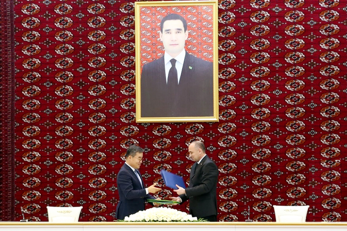 2025년 5월 24일 김보현 사장이 투르크메니스탄 비료공장 본계약에 서명했다.