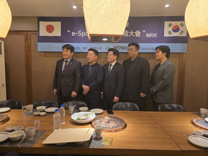 ▲한국–일본 장애인 e스포츠 국가교류전 협약, 세계이스포츠홀딩스 조수철 사무총장, 정길종 대표, 최낙균 총재, 일본 라이브투게더(주) 모리타 준 대표, 그랜드 채리엇 엔터테인먼트 제로 전 대와 기념사진
