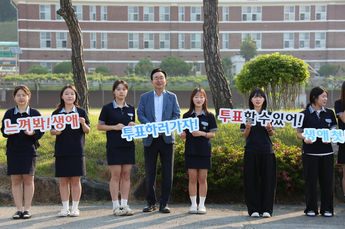 윤병태 나주시장이 영산고 학생들과 투표 독려 캠페인을 함께했다. 나주시 제공