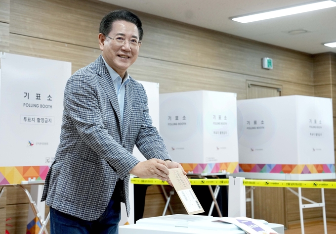 김영록 전라남도지사는 제21대 대통령선거 사전투표 첫날인 29일, 목포 신흥동 하당노인복지관에 설치된 투표소를 찾아 한 표를 행사했다. 광주전남사진기자단 제공