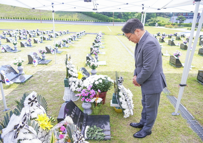강기정 광주광역시장이 29일 오전 국립 5·18민주묘지에서 열린 ‘고(故) 정동년 5·18 기념재단 전 이사장 3주기 추모식’에 참석해 묘역을 참배하고 있다. 광주광역시 제공