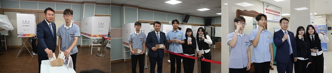 이정선 광주시교육감이 29일 화정2동 투표소에서 생애 첫 투표를 하는 학생들과 함께 투표하고 기념촬영을 했다. 광주광역시교육청 제공