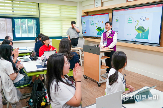 이필형 동대문구청장이 휘경여자중학교 'IB 공개 참관수업 및 수업 나눔 평가회'에서 인사말을 하고 있다.